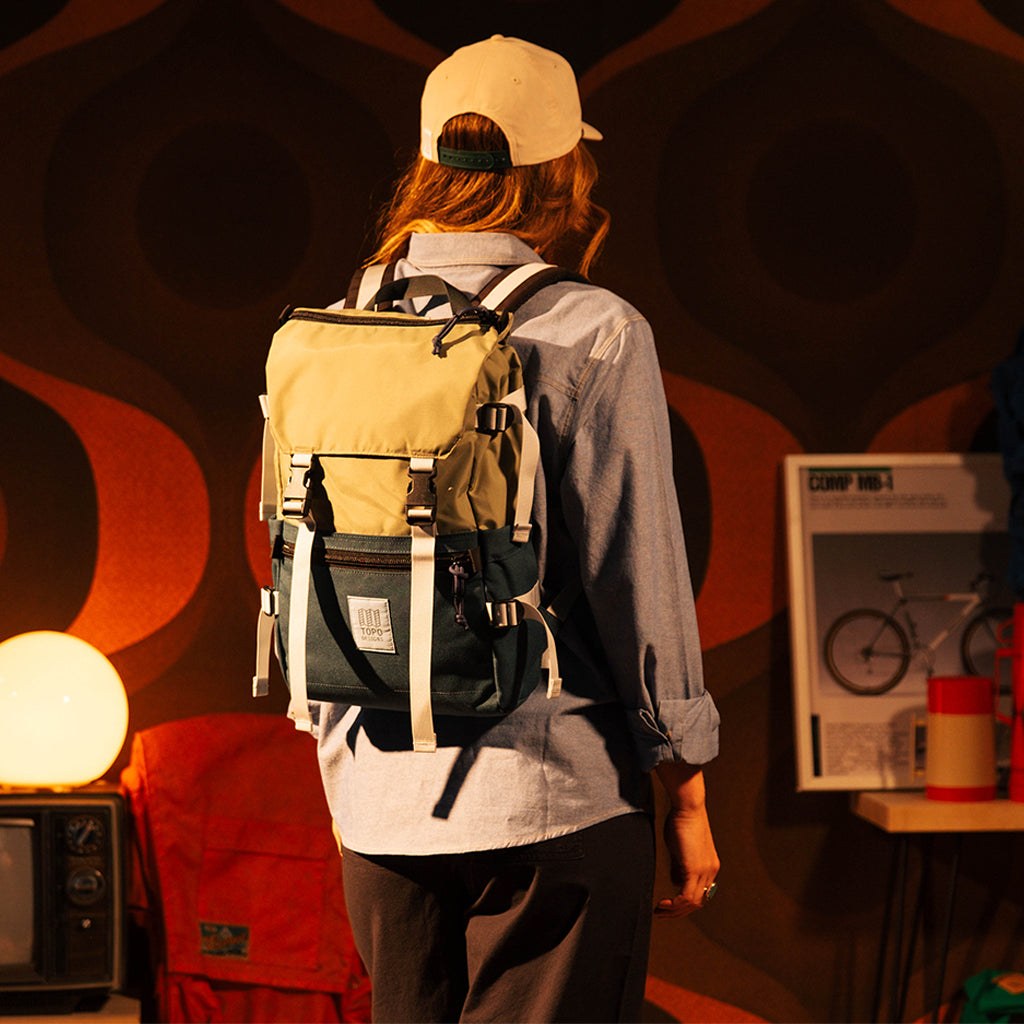 Person med Topo Designs Rover Pack på ryggen