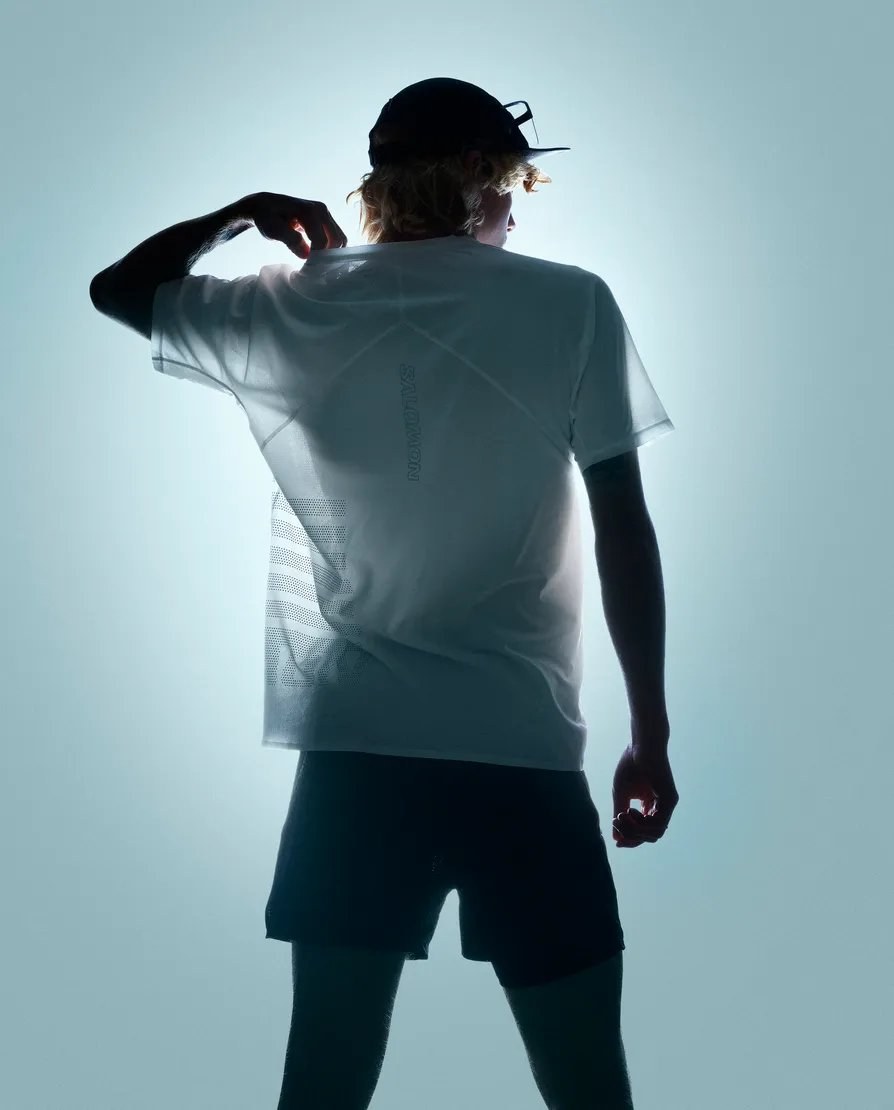 Løper i Salomon-t-skjorte og shorts