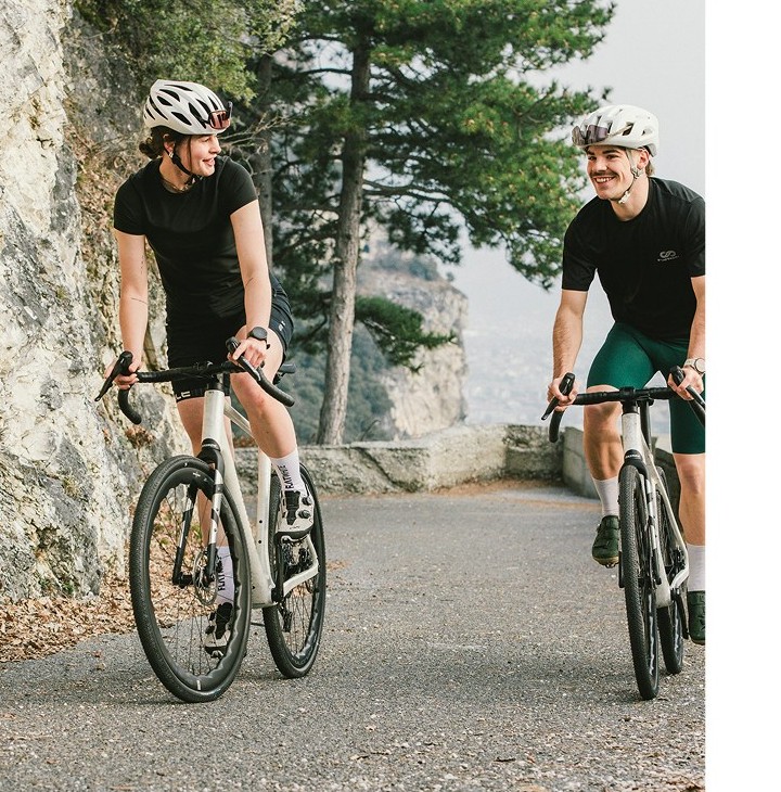 To syklister på gravelsykler fra Raymon på trening langs en fjellvei