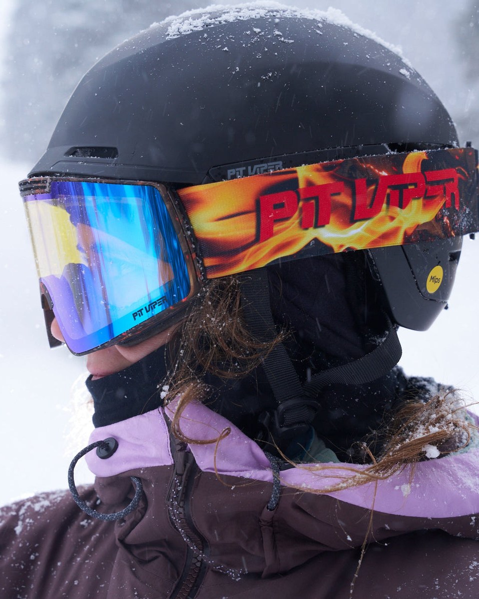 Snowboarder med hjelm og Pit Viper-goggles i snøvær