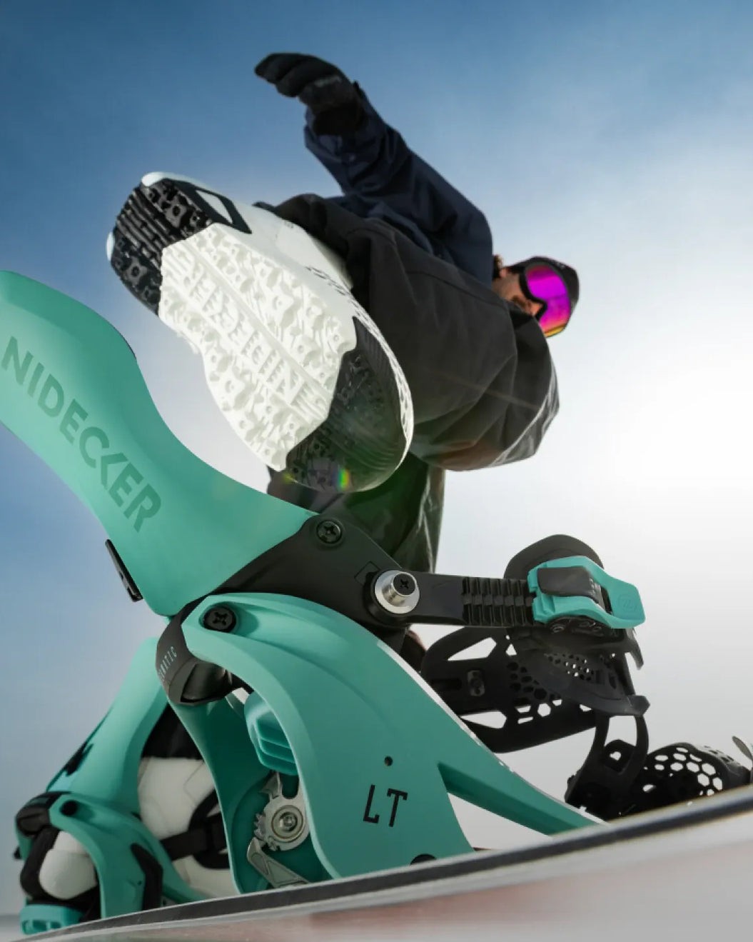 Snowboarder tråkker inn i en Nidecker Supermatic-binding