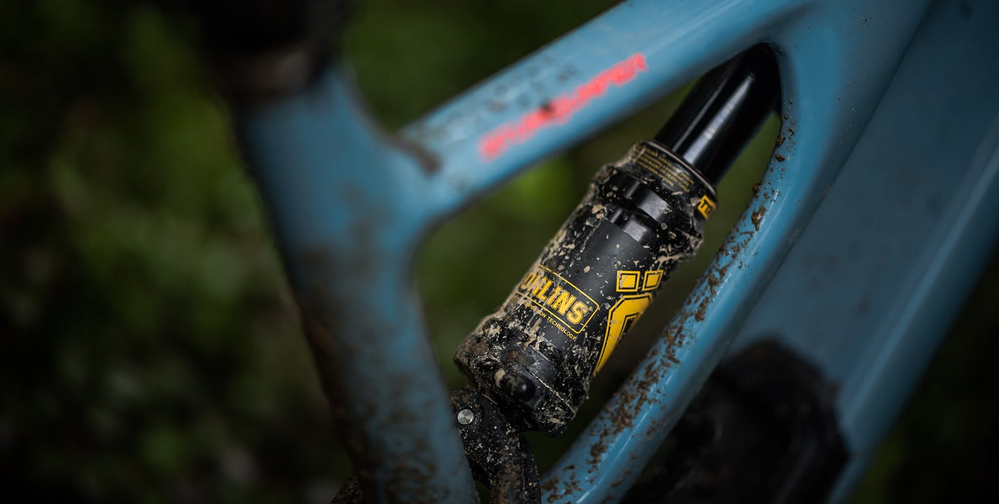 Öhlins TTX Air bakdemper på en gjørmete stisykkel