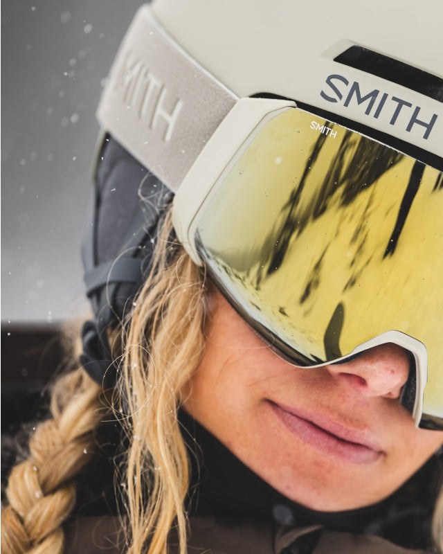 Snowboarder med hvit Smith-hjelm og goggle med gul speillinse